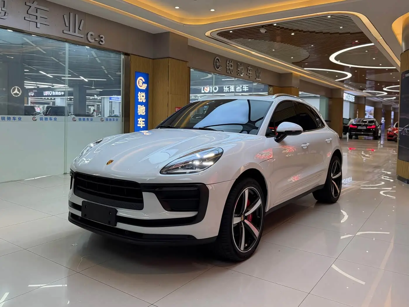 Porsche Macan 2023 — Photo 3/17