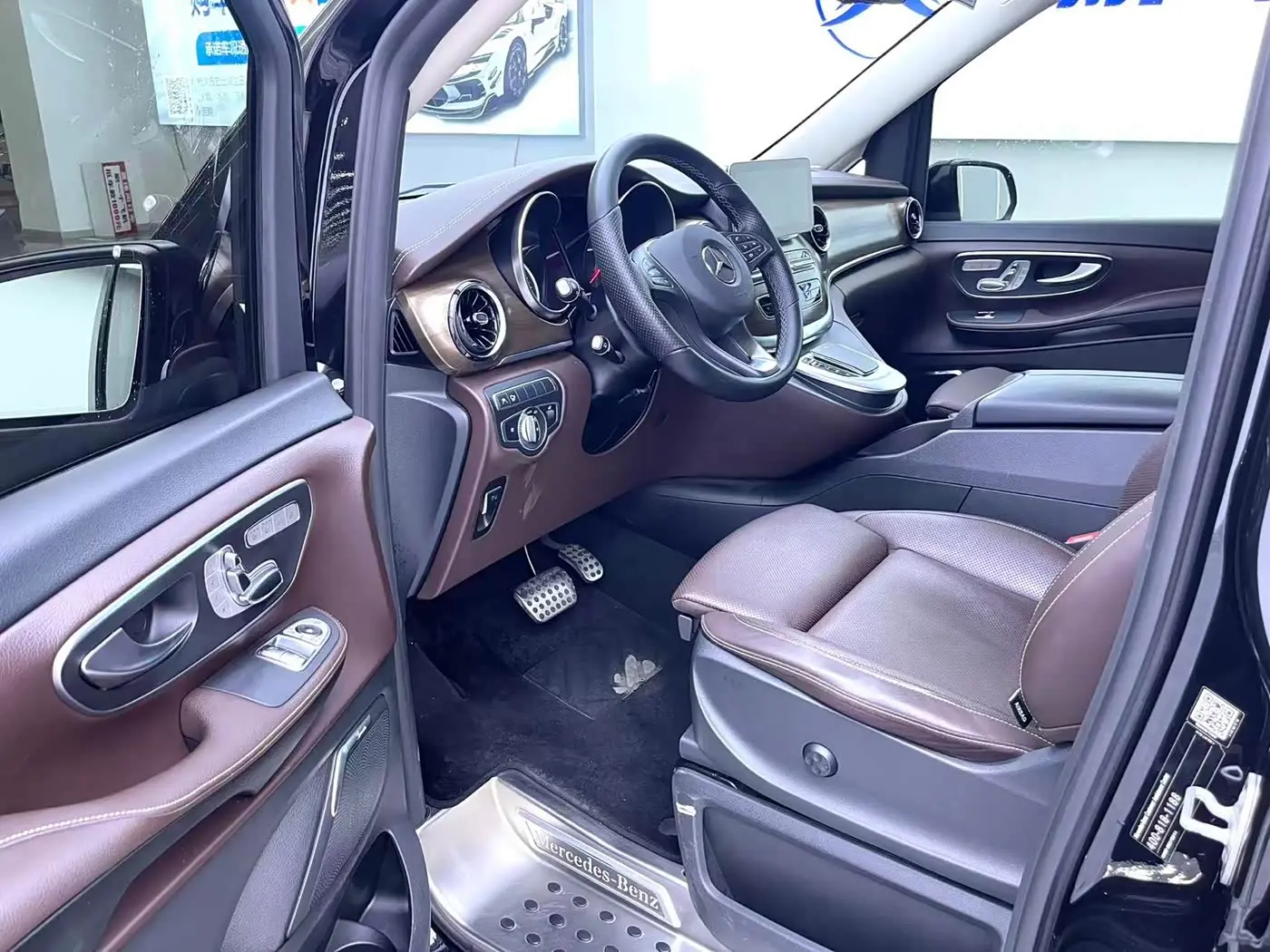 Mercedes-Benz V-Class 2023 — Photo 4/18