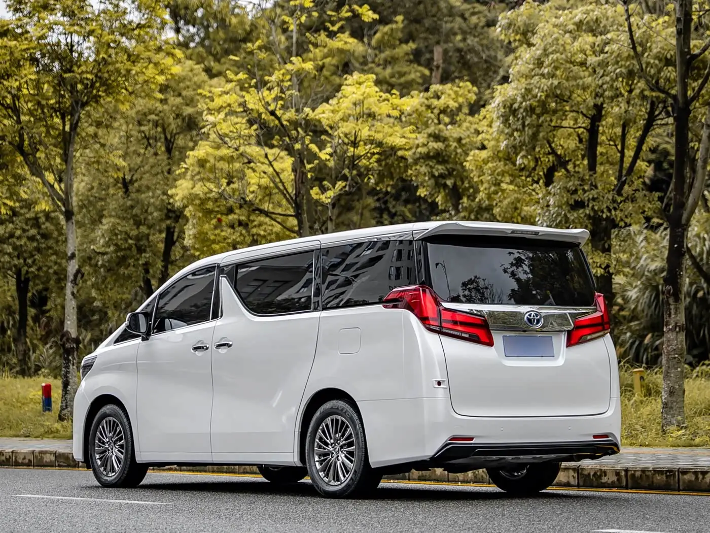 Toyota Alphard 2020 — Photo 19/20