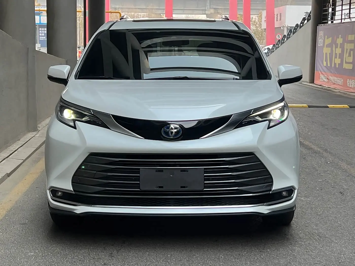Toyota Sienna 2022 — Фото 1/12