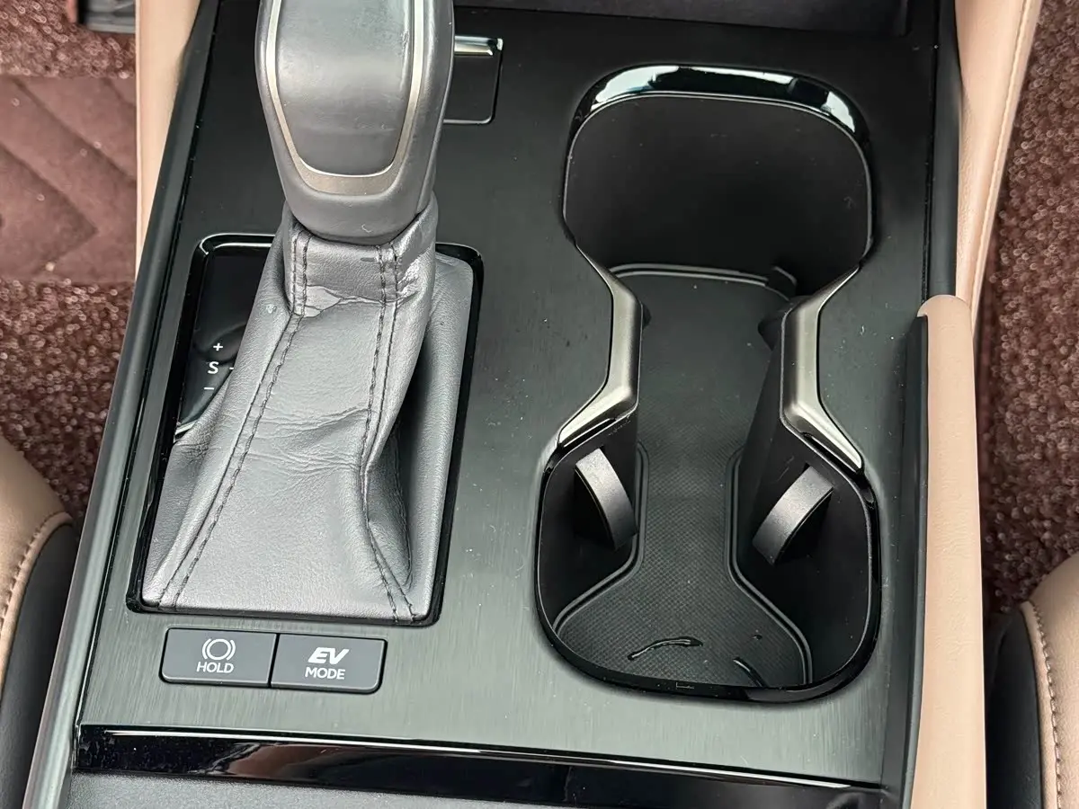 Lexus ES 2024 — Photo 10/16