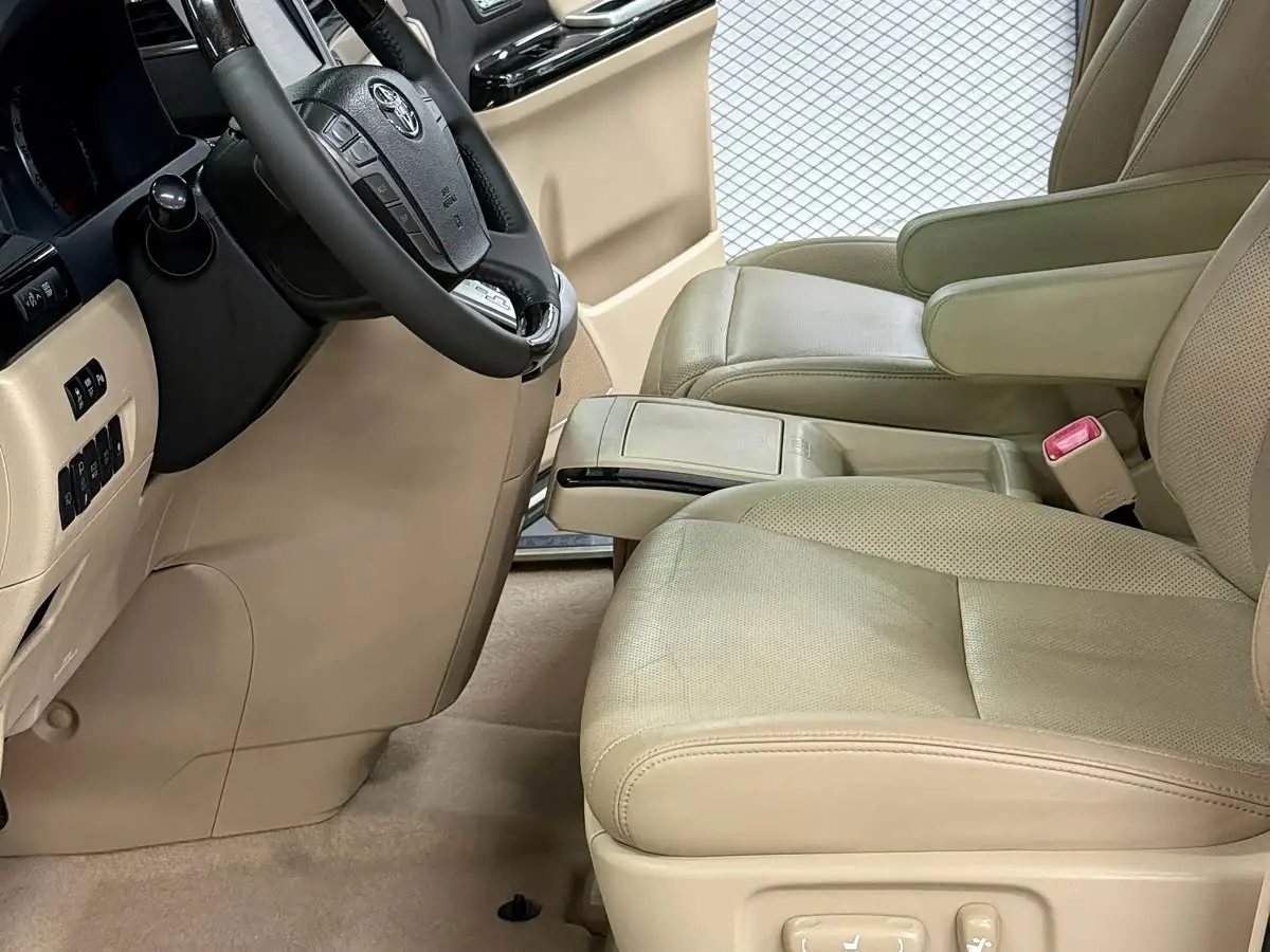 Toyota Alphard 2012 — Photo 9/20