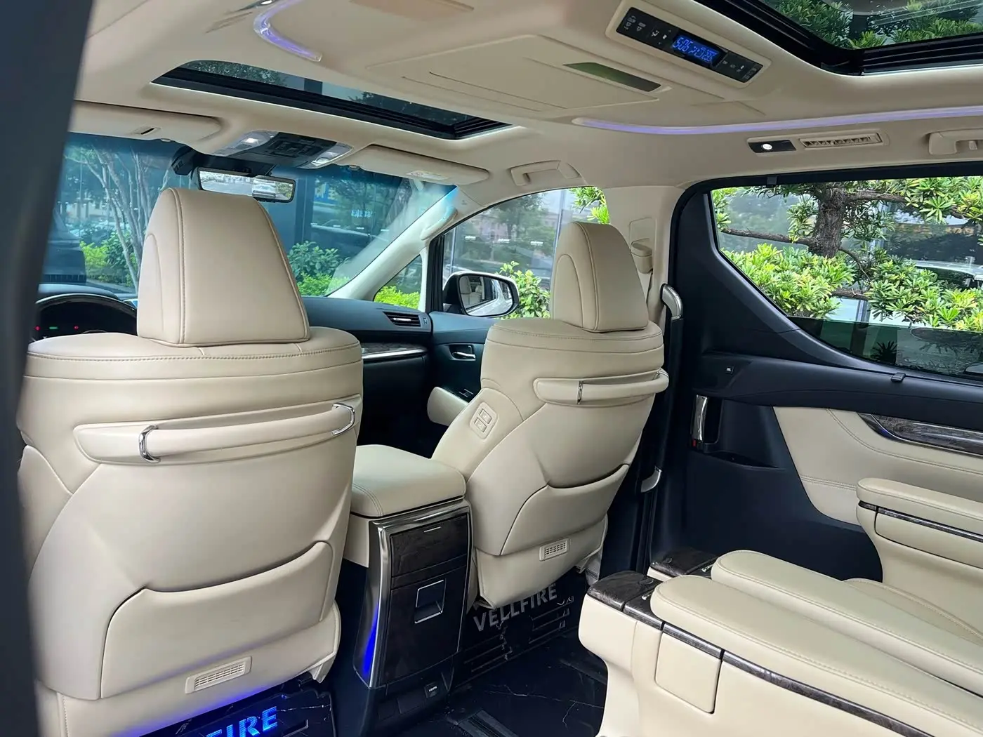 Toyota Vellfire 2023 — Photo 4/9