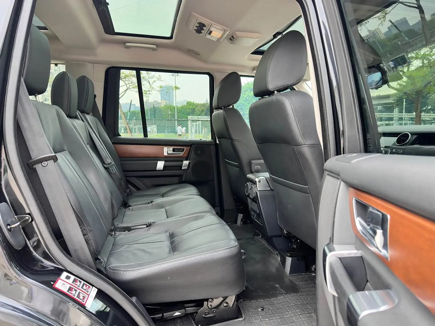Land Rover Discovery 2015 — Photo 11/20