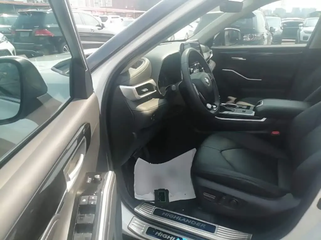 Toyota Highlander 2023 — Photo 16/20