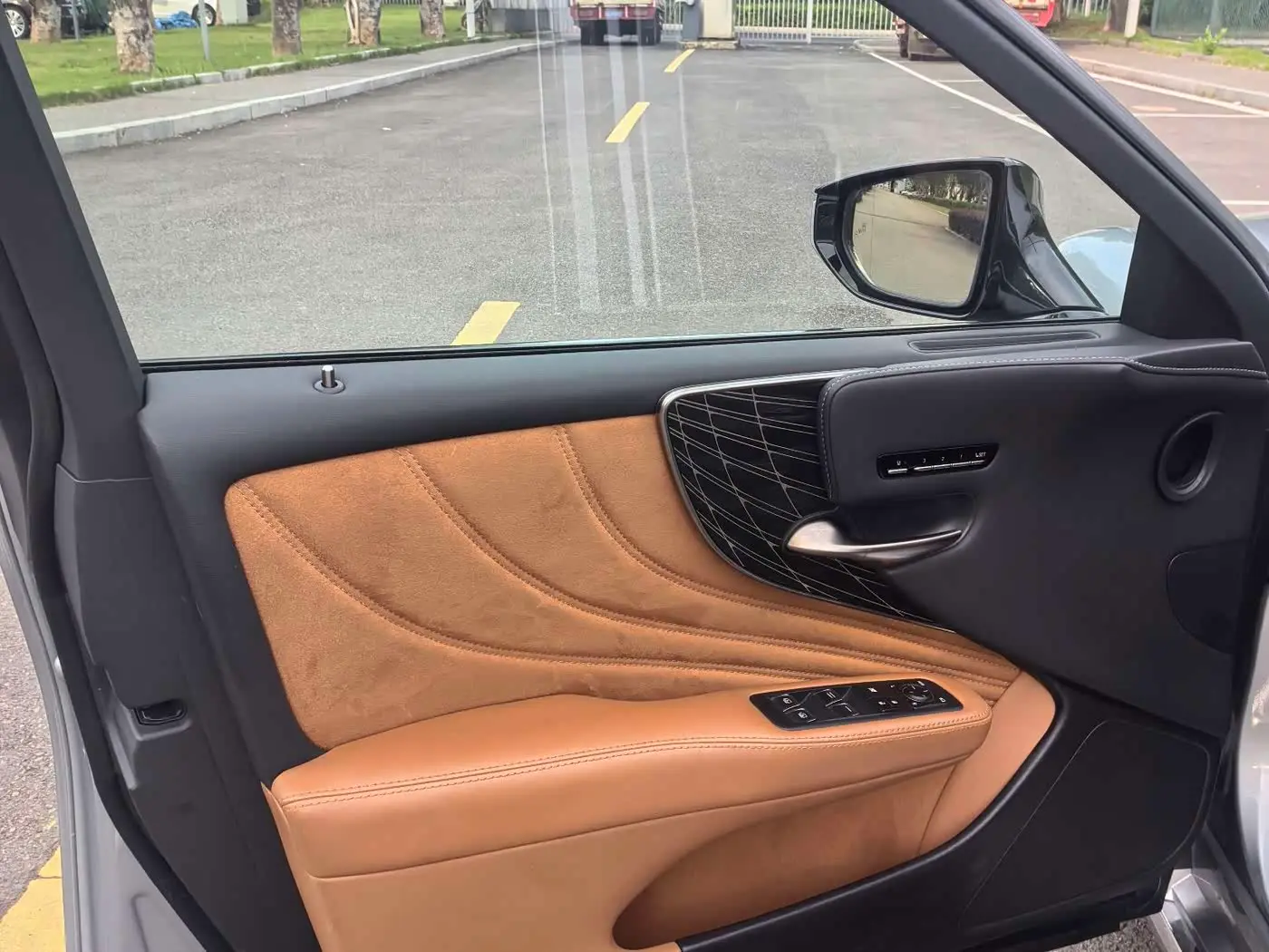 Lexus LS 2021 — Photo 13/17