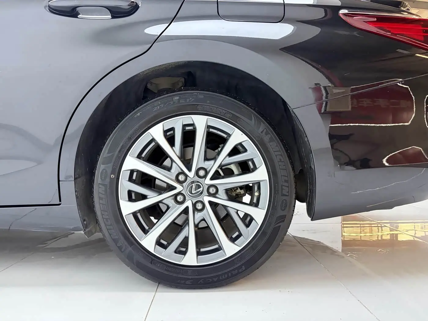 Lexus ES 2023 — Photo 4/18