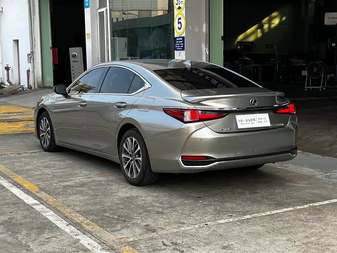 Lexus ES 2023 — Фото 8/20