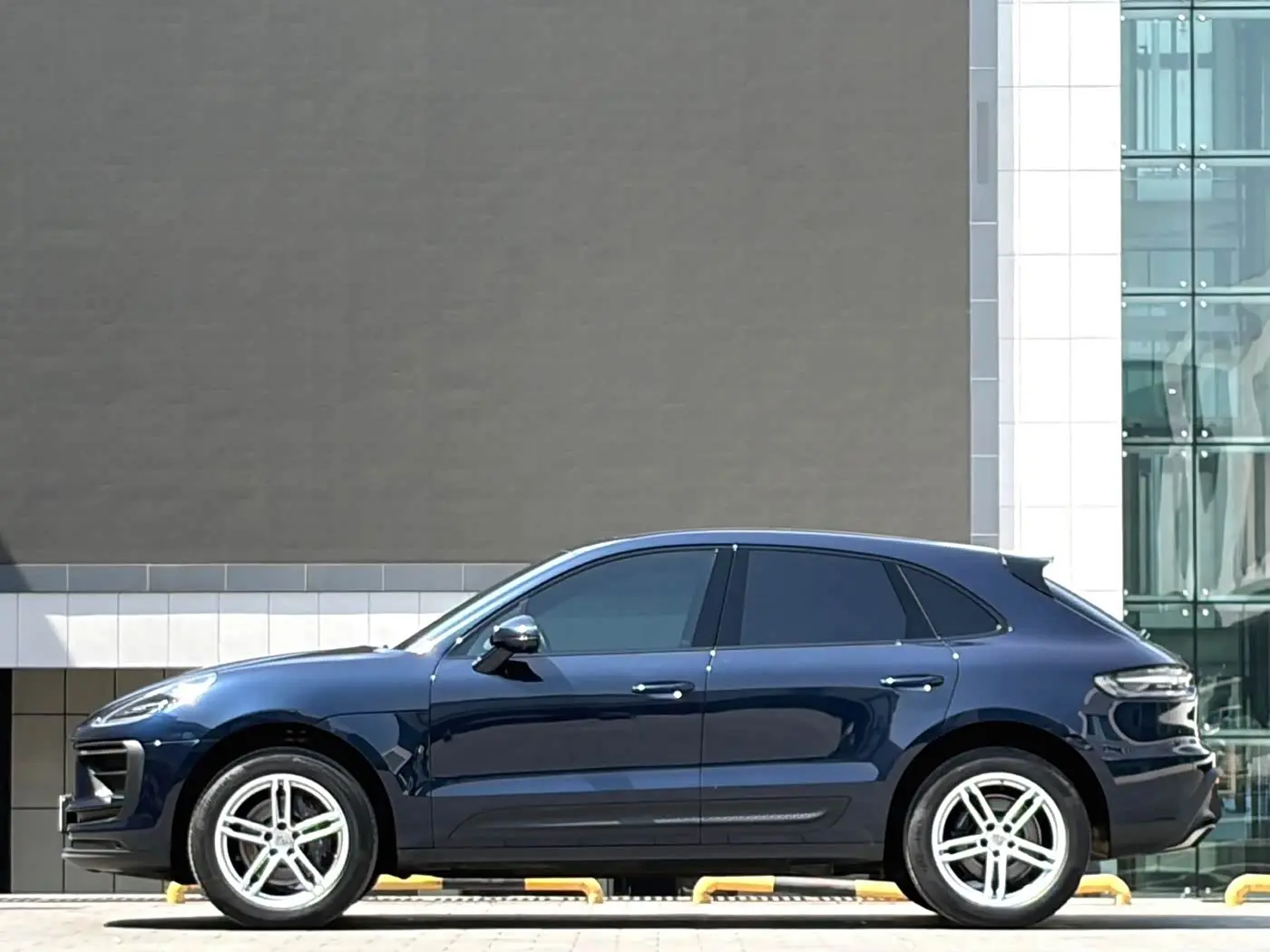 Porsche Macan 2022 — ფოტო 4/15