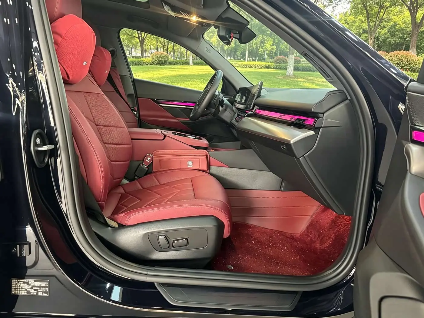 BMW 5 Series 2025 — Photo 11/15
