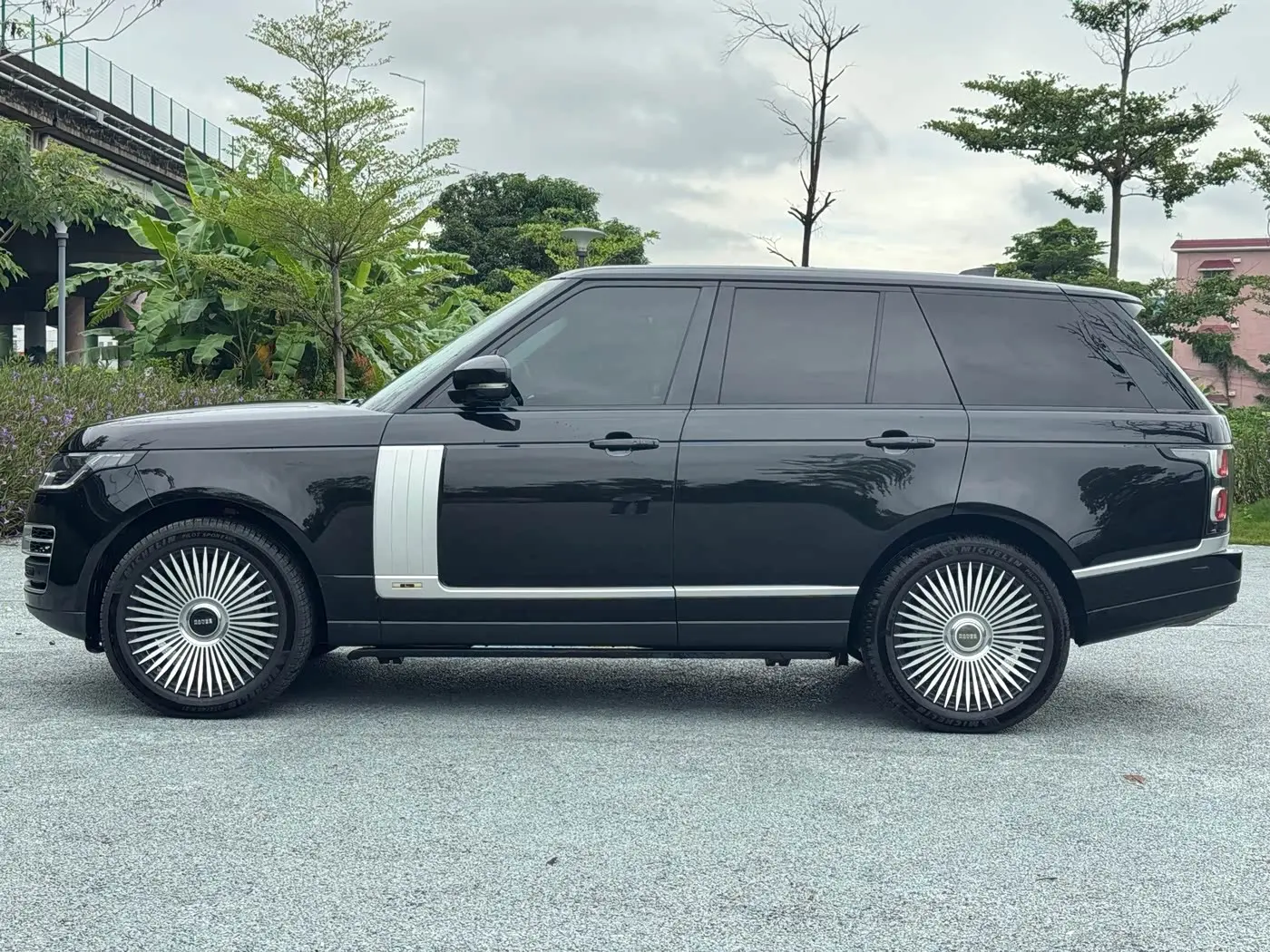 Land Rover Range Rover 2021 — Photo 7/17