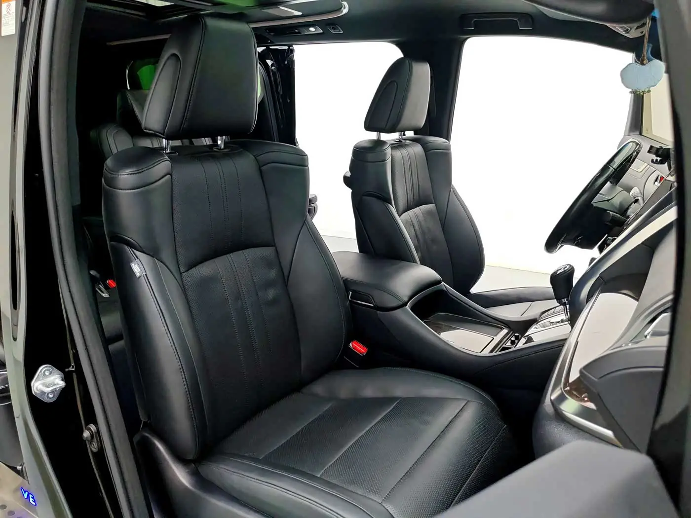 Toyota Vellfire 2021 — ფოტო 8/20