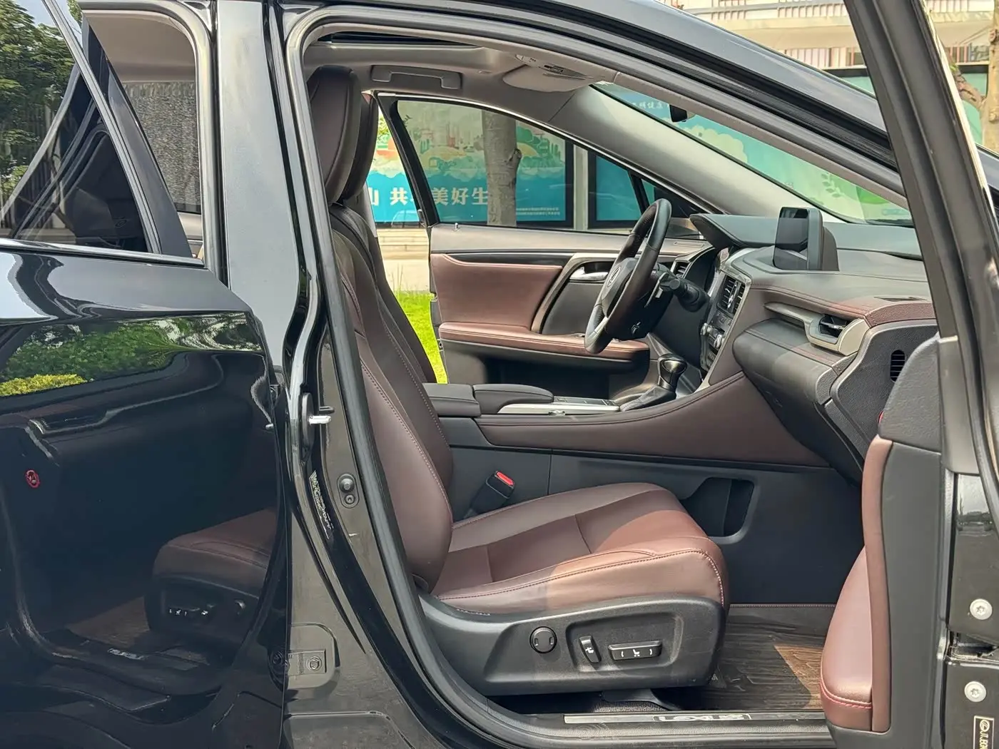 Lexus RX 2022 — Photo 7/16