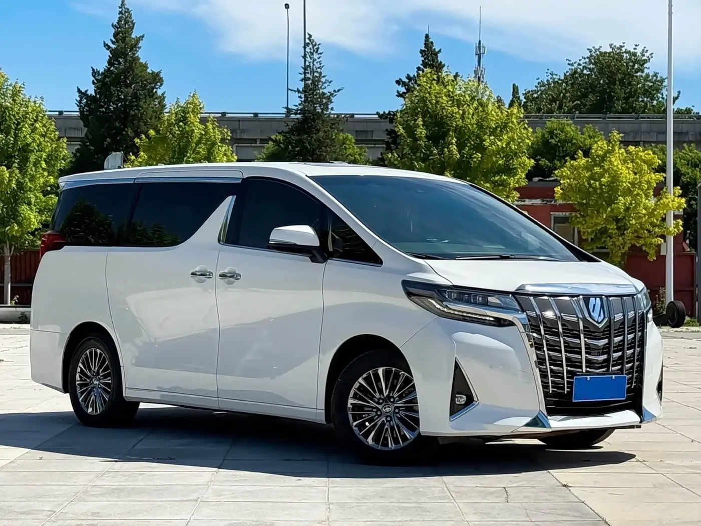 Toyota Alphard 2021 — Photo 1/17