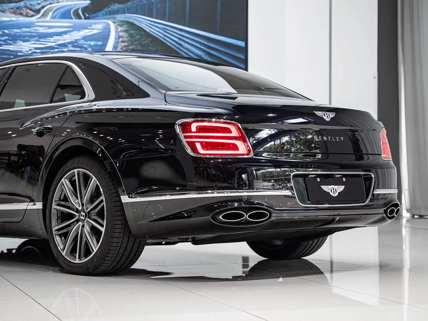 Bentley Flying Spur 2023 — Фото 7/16