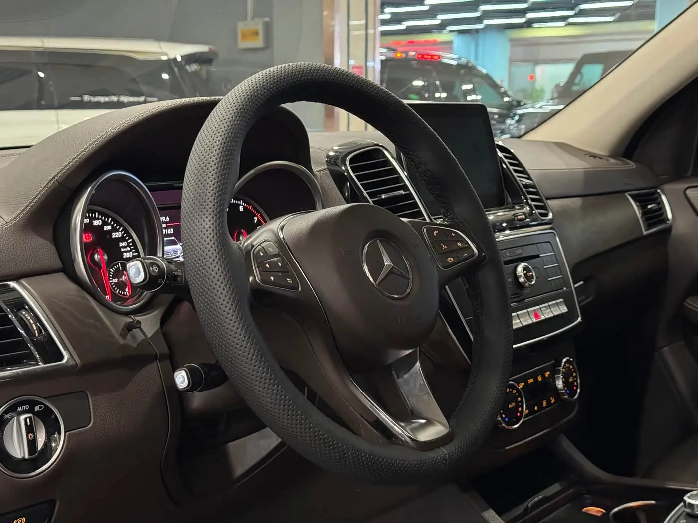 Mercedes-Benz GLE 2017 — Şəkil 10/15