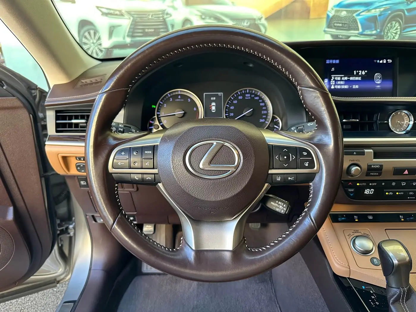Lexus ES 2018 — Photo 8/20