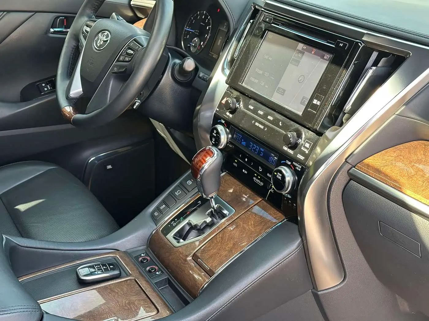 Toyota Alphard 2017 — Şəkil 19/20