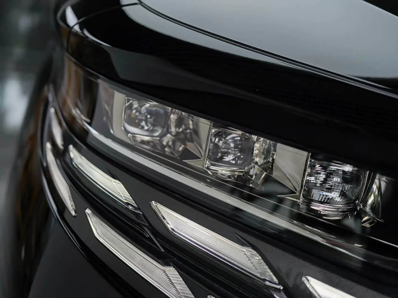Toyota Alphard 2026 — Фото 3/9