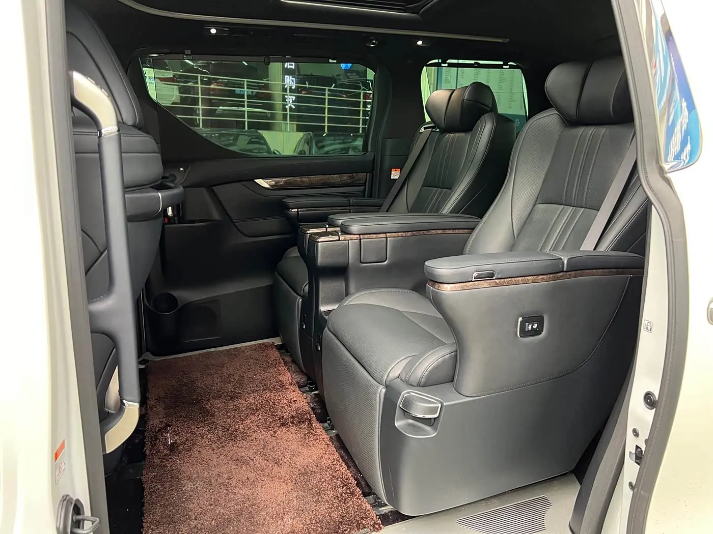 Toyota Alphard 2023 — Фото 4/18