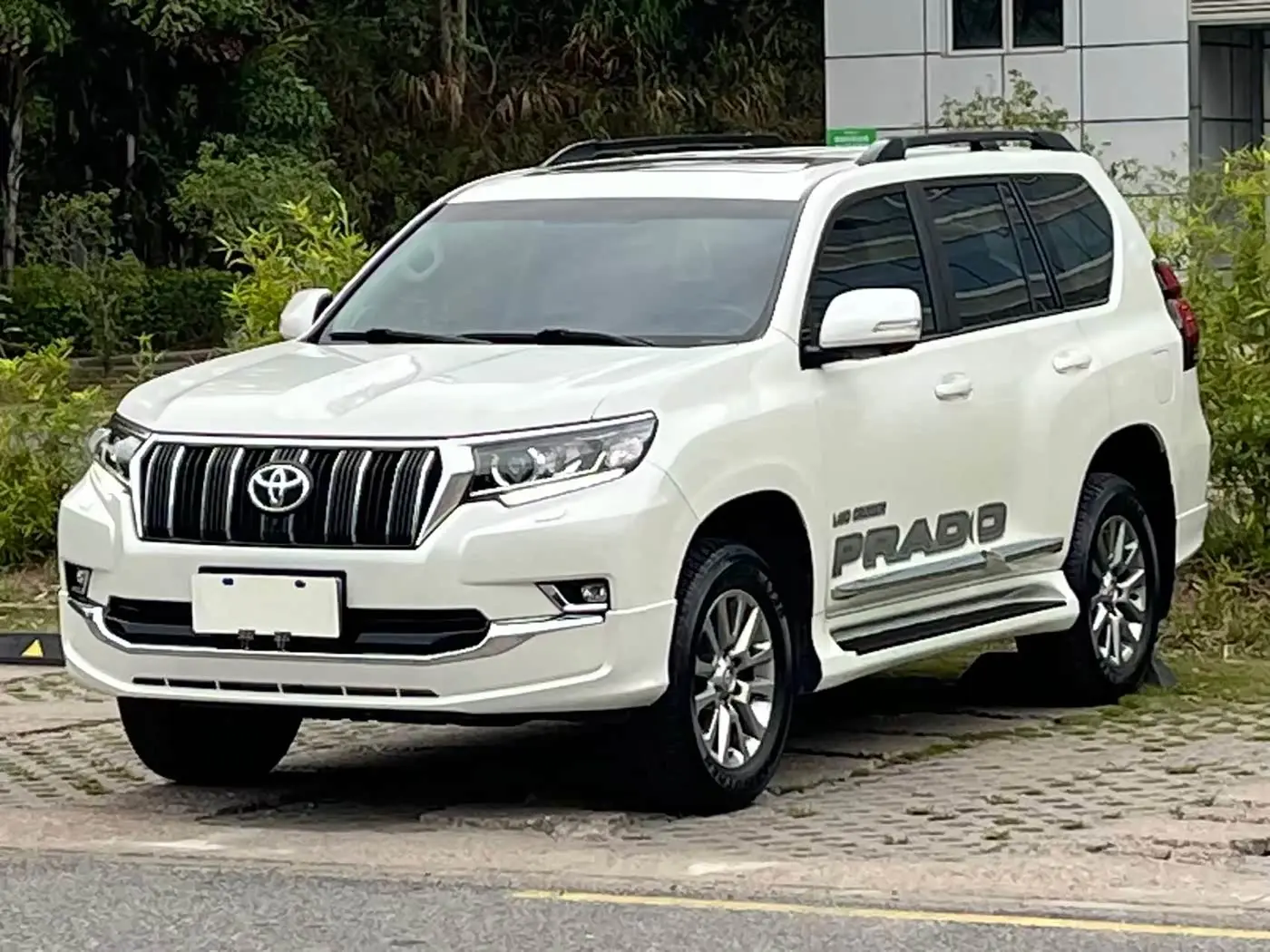 Toyota Prado 2019 — Photo 1/15
