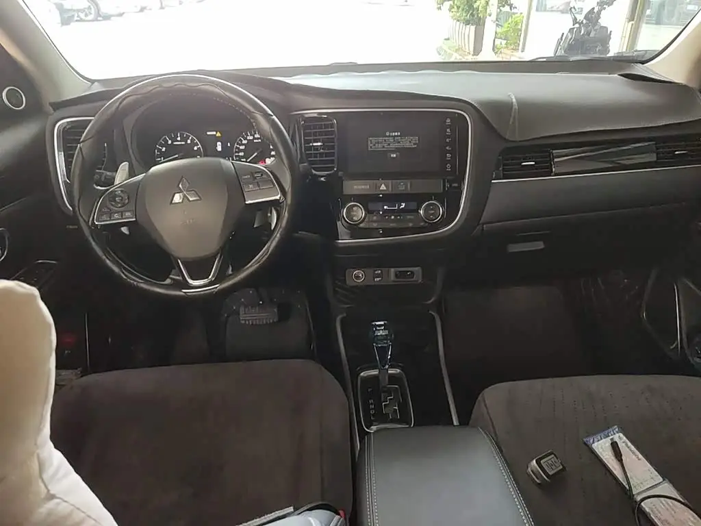 Mitsubishi Outlander 2021 — Şəkil 10/20