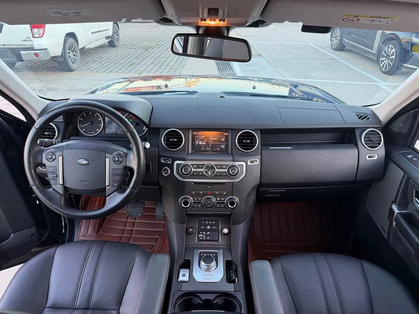 Land Rover Discovery 2015 — Фото 12/15