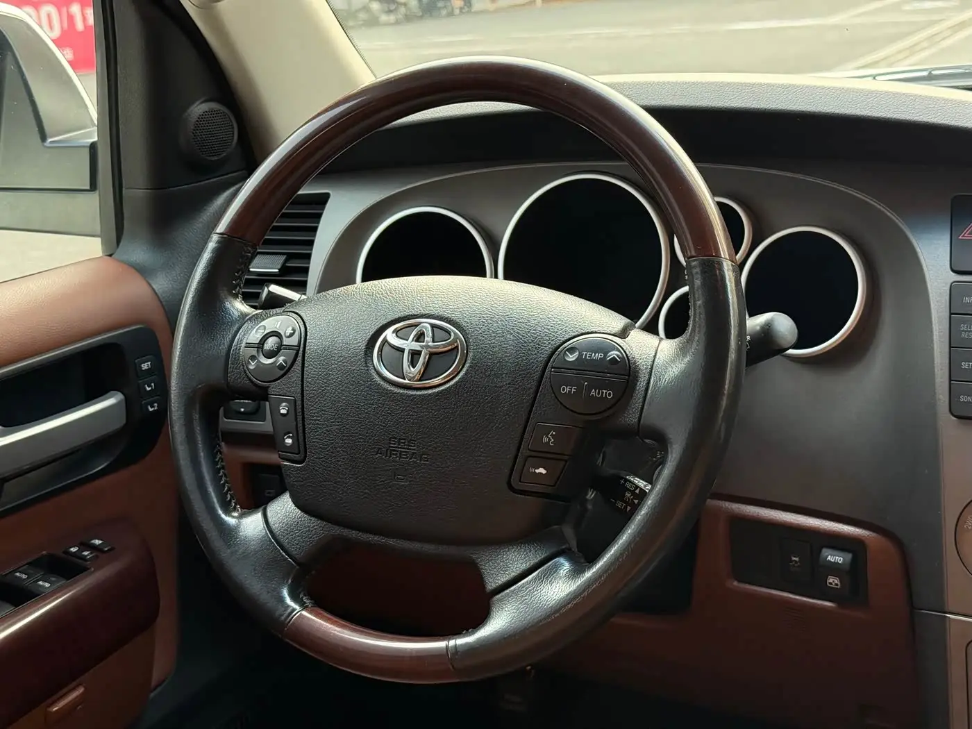 Toyota Sequoia 2012 — Photo 11/20