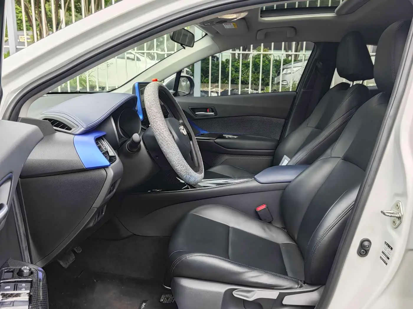 Toyota C-HR 2021 — Photo 9/17