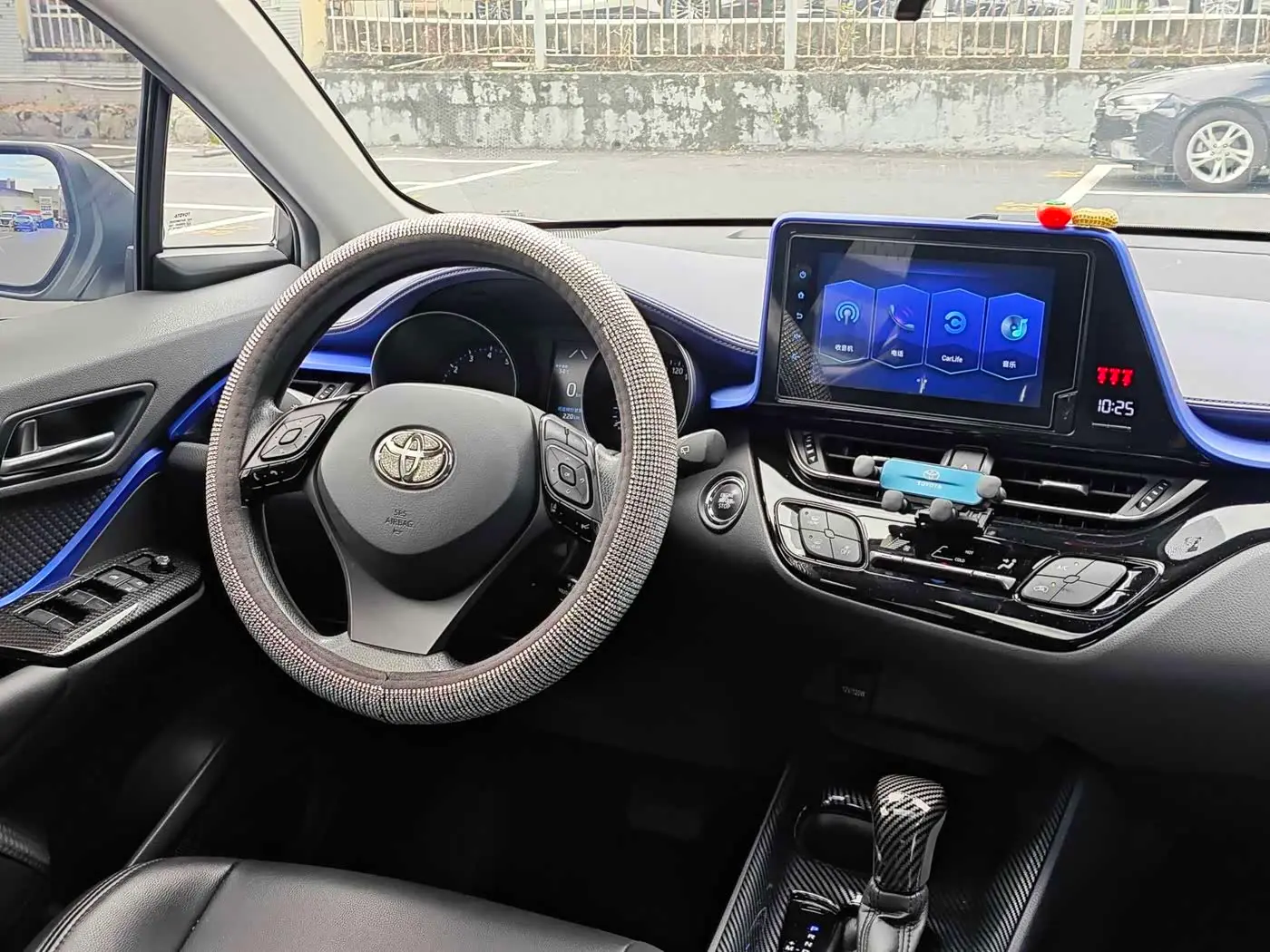 Toyota C-HR 2021 — Photo 11/17