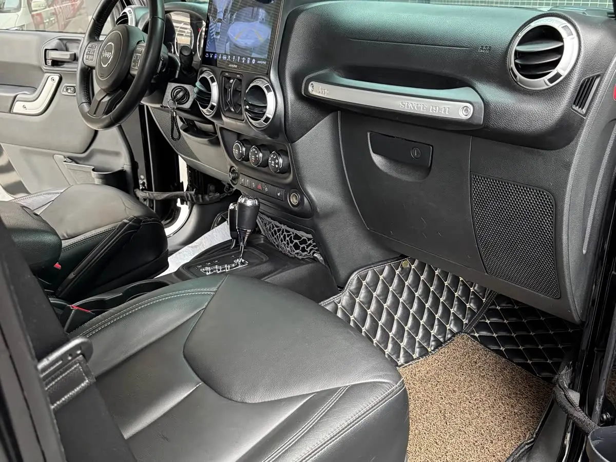 Jeep Wrangler 2016 — Photo 17/17