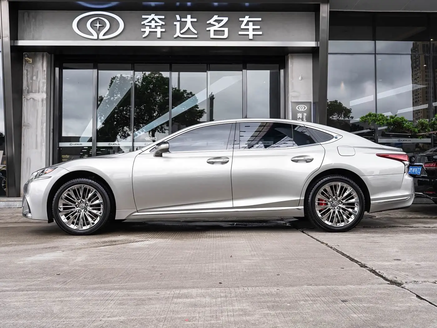 Lexus LS 2018 — Photo 4/20
