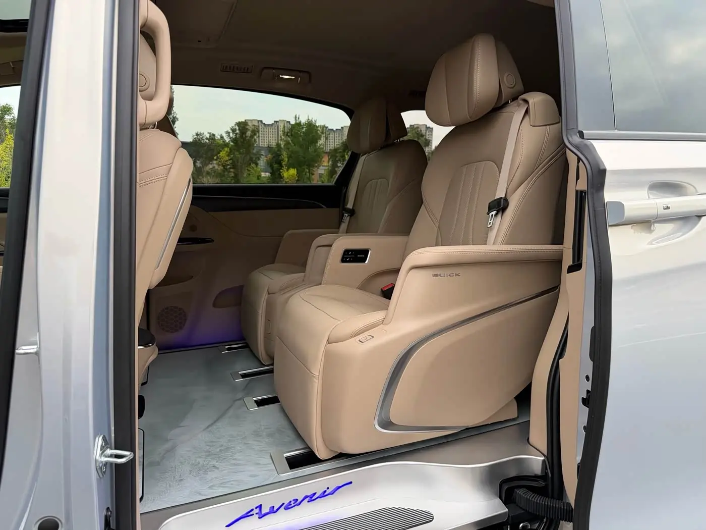 Buick GL8 New Energy 2025 — Photo 7/16