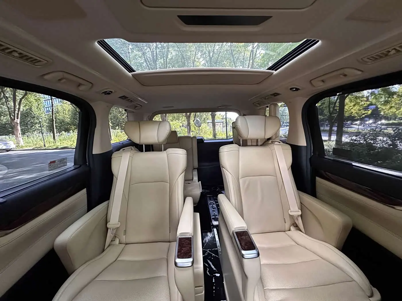 Toyota Alphard 2021 — Фото 17/18