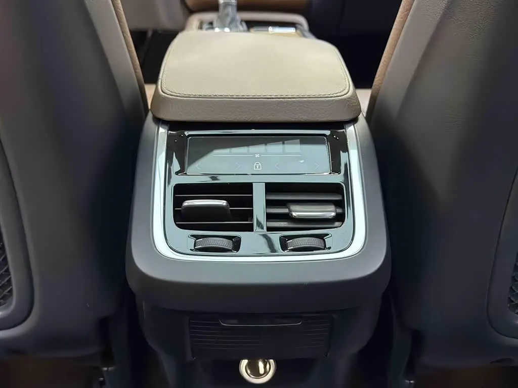 Volvo XC90 2020 — Şəkil 8/15