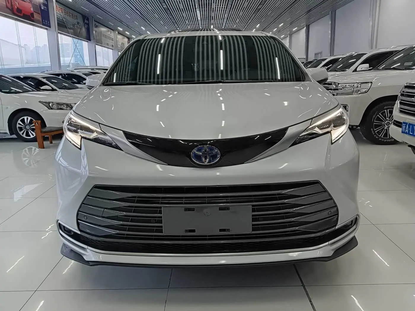 Toyota Sienna 2023 — Фото 2/20