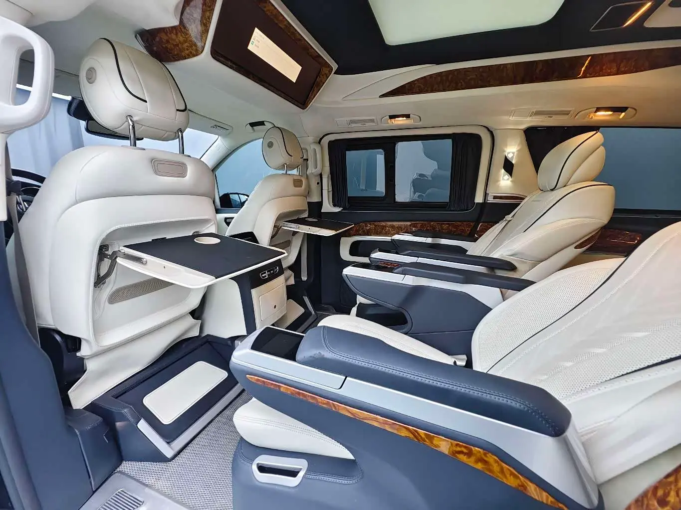 Mercedes-Benz V-Class 2024 — Photo 16/20