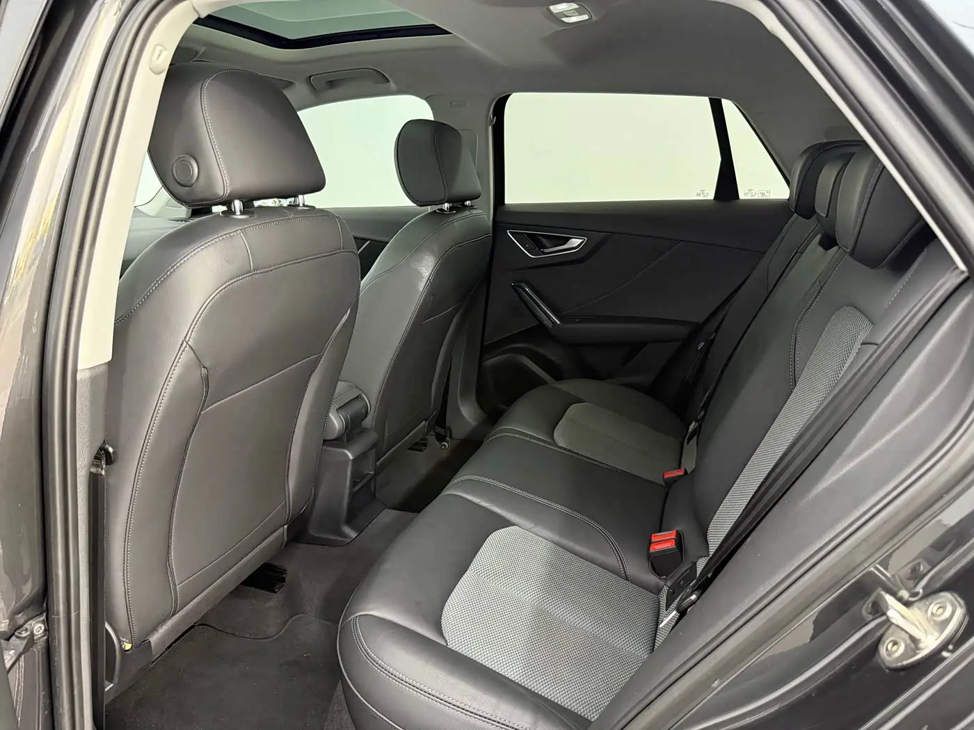Audi Q2L 2021 — Şəkil 10/16