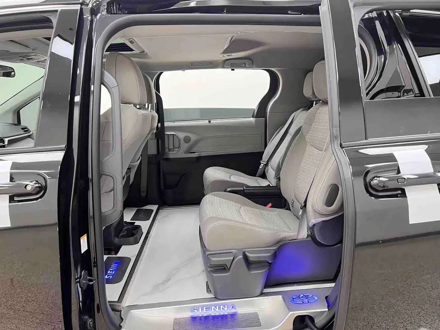 Toyota Sienna 2023 — Photo 8/20