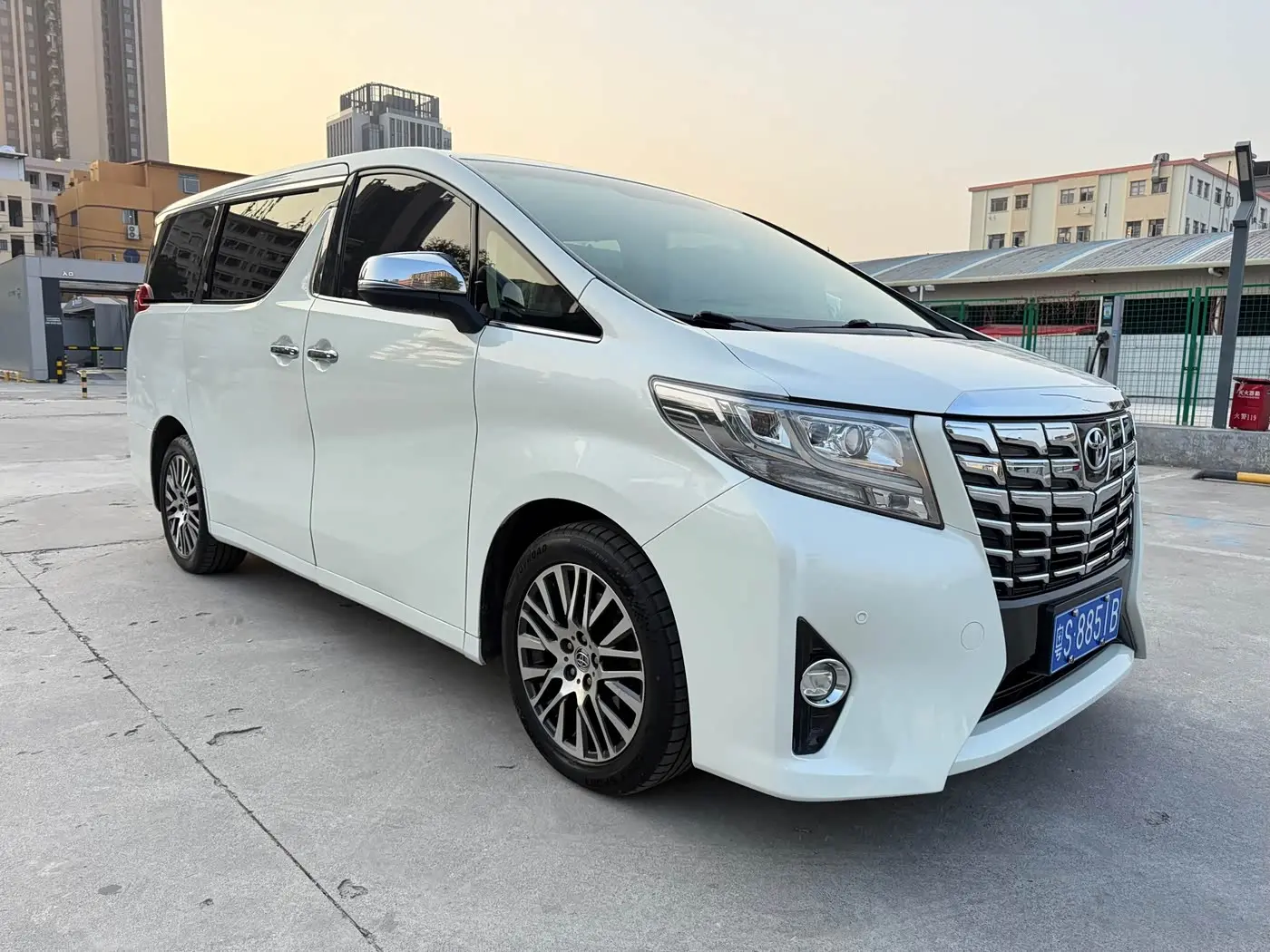 Toyota Alphard 2017 — Photo 3/12
