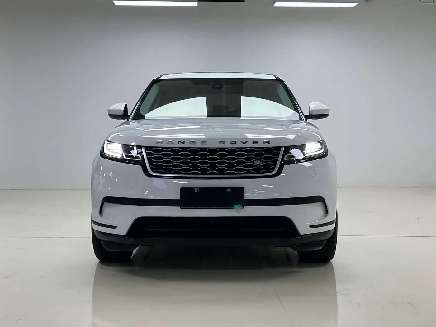 Land Rover Range Rover Velar 2017 — Photo 2/16