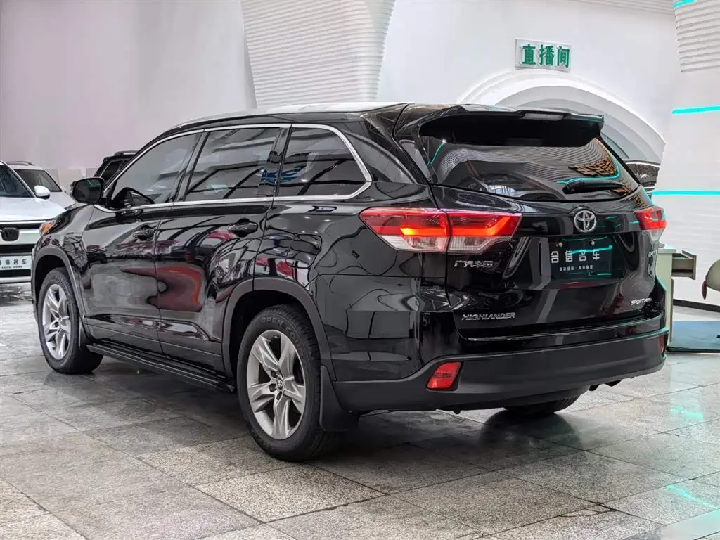 Toyota Highlander 2021 — Photo 4/9