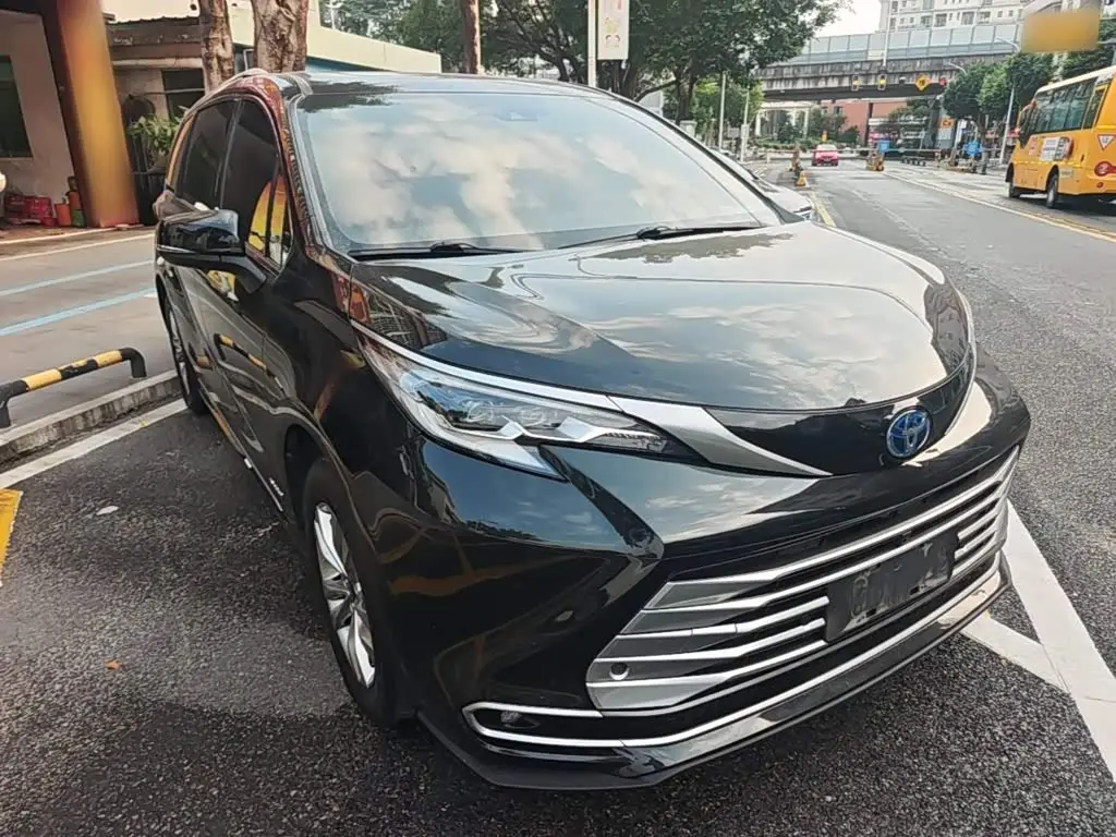 Toyota Sienna 2022 — Фото 3/19