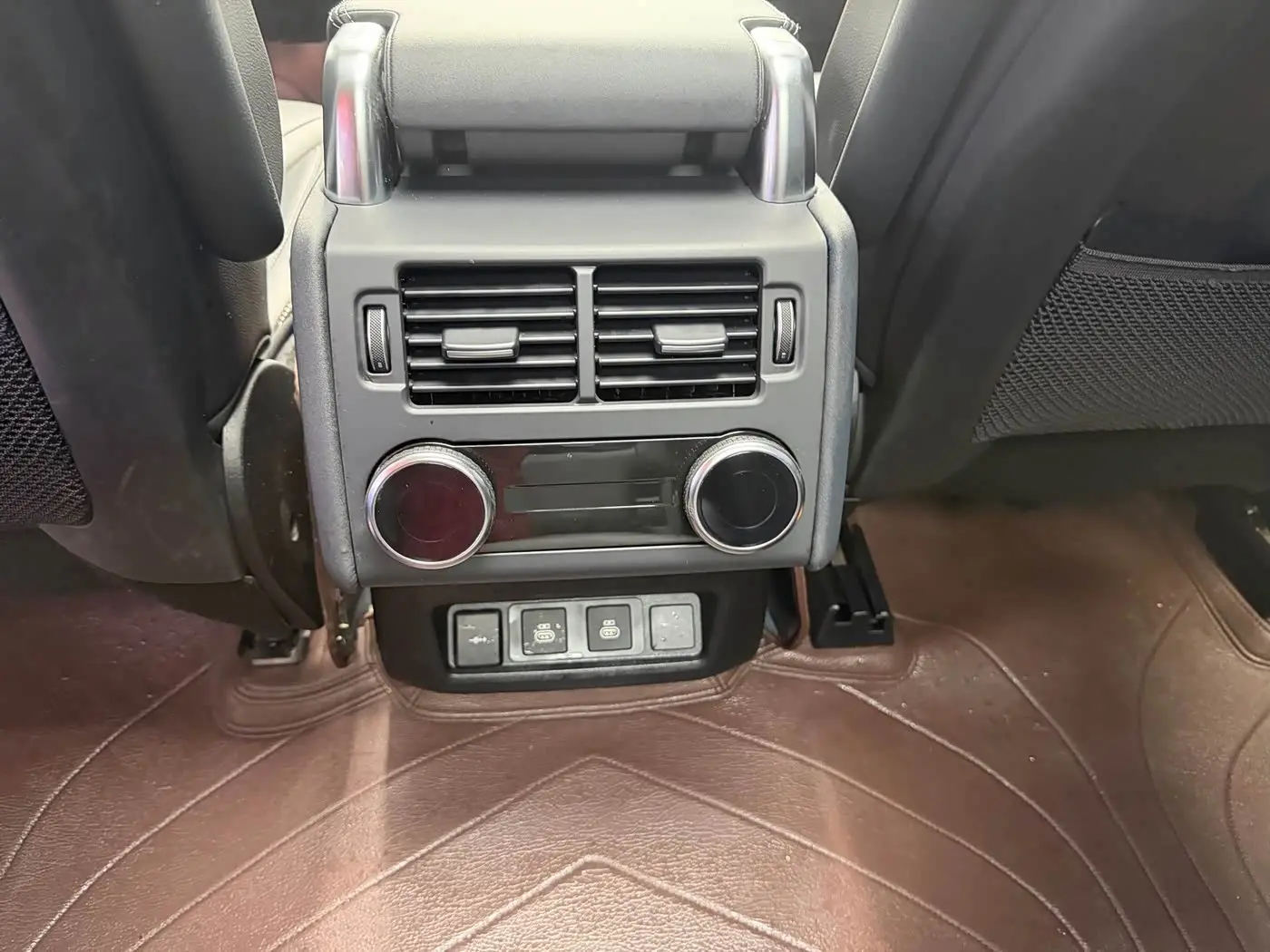 Land Rover Discovery 2023 — Photo 9/20