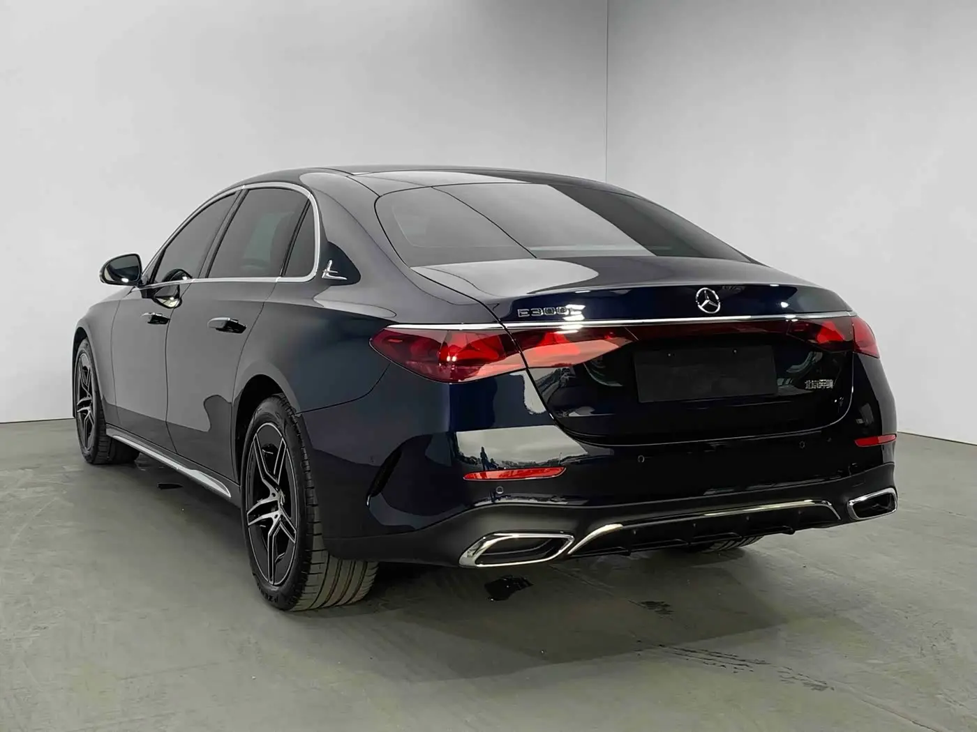 Mercedes-Benz E-Class 2024 — Photo 5/17