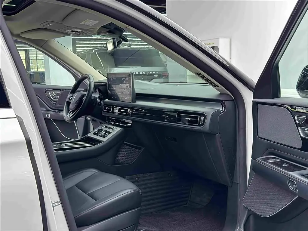 Lincoln Aviator 2023 — Photo 8/18