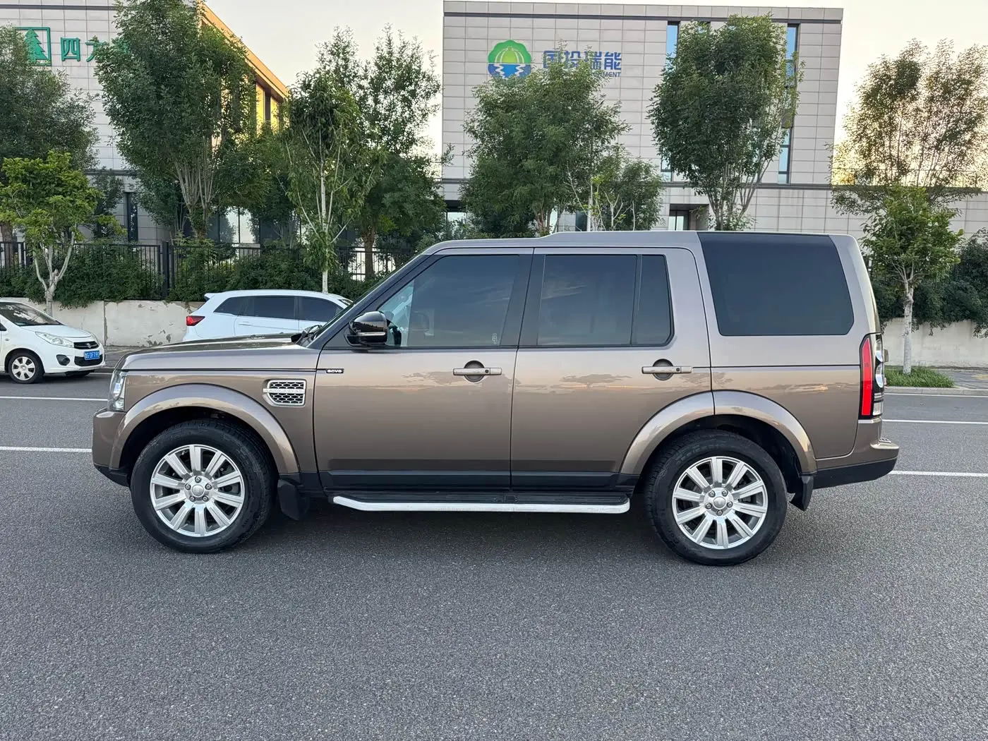 Land Rover Discovery 2015 — ფოტო 4/18