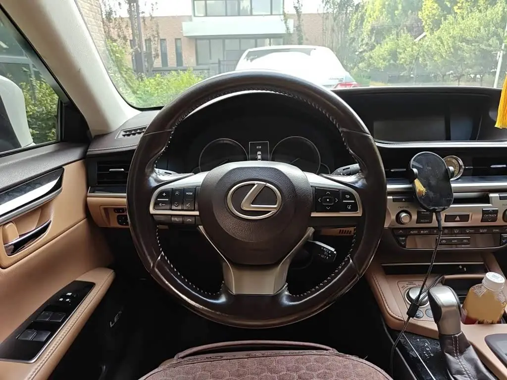 Lexus ES 2018 — Фото 2/19