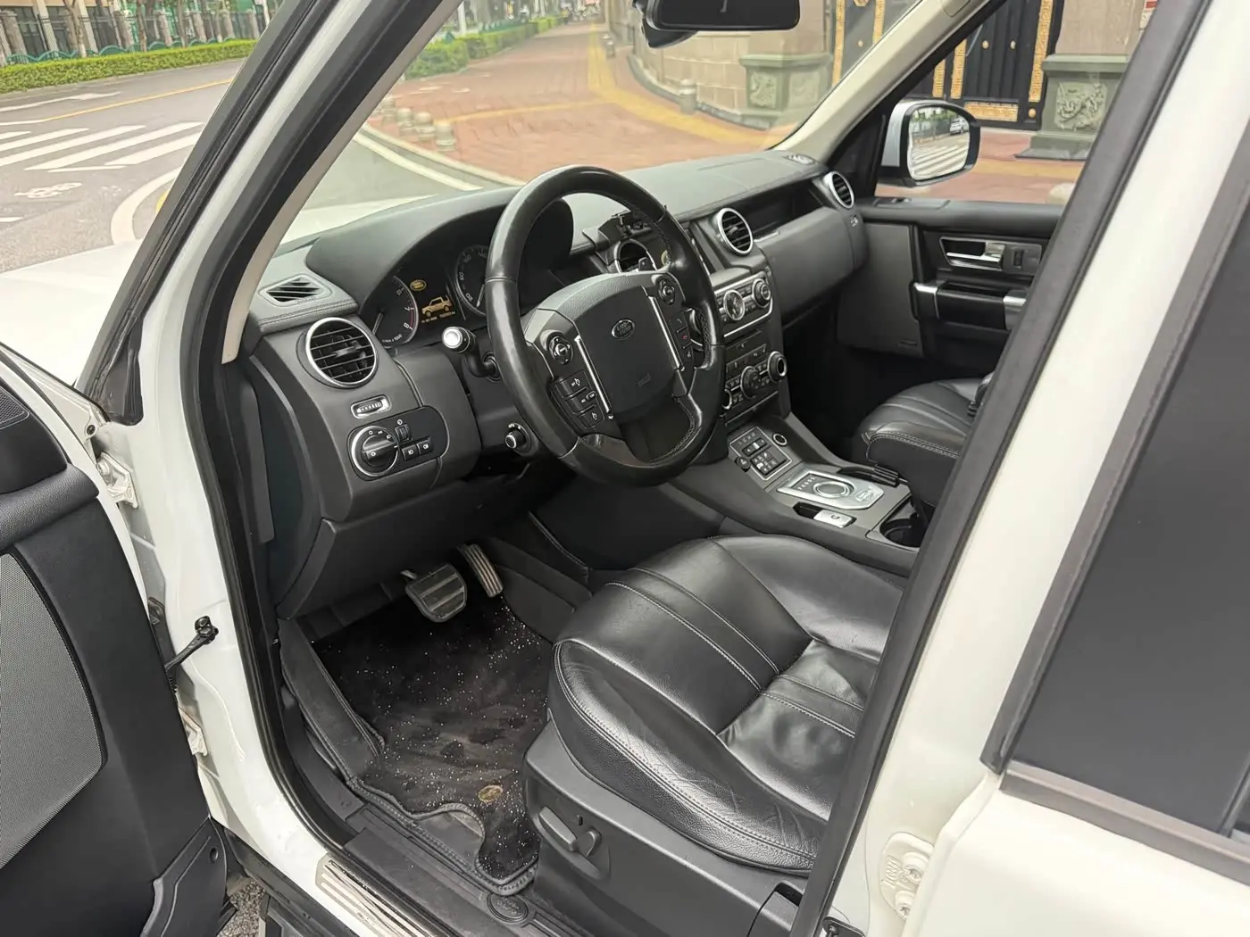 Land Rover Discovery 2016 — Şəkil 8/13