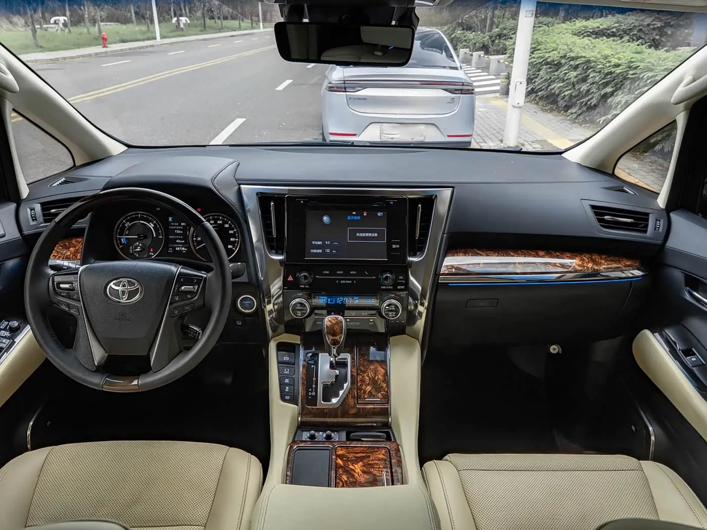 Toyota Alphard 2020 — Photo 17/20